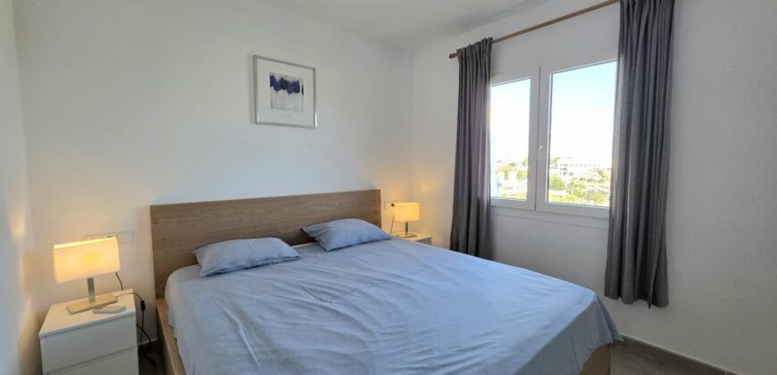 LUXURY PENTHOUSE IN PRIME LOCATION OVERLOOKING THE MARINA 517.500€