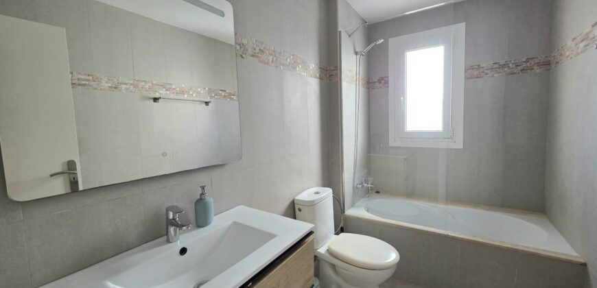 LUXURY PENTHOUSE IN PRIME LOCATION OVERLOOKING THE MARINA 517.500€