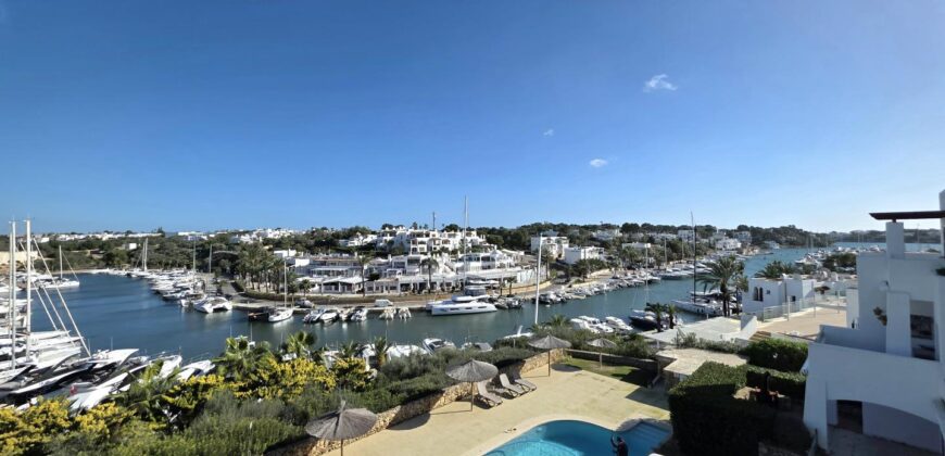 LUXURY PENTHOUSE IN PRIME LOCATION OVERLOOKING THE MARINA 517.500€