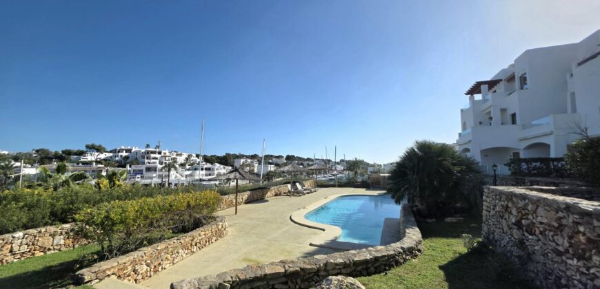 LUXURY PENTHOUSE IN PRIME LOCATION OVERLOOKING THE MARINA 517.500€