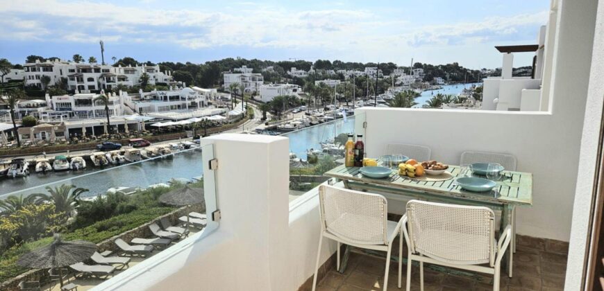 LUXURY PENTHOUSE IN PRIME LOCATION OVERLOOKING THE MARINA 517.500€