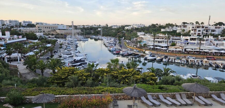 LUXURY PENTHOUSE IN PRIME LOCATION OVERLOOKING THE MARINA 517.500€