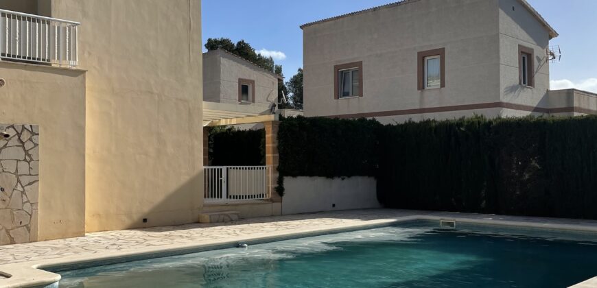 DOPPELHAUSHÄLFTE MIT GENEHMIGUNG ZUR FERIENVERMIETUNG, CALA MURADA 695.000 €