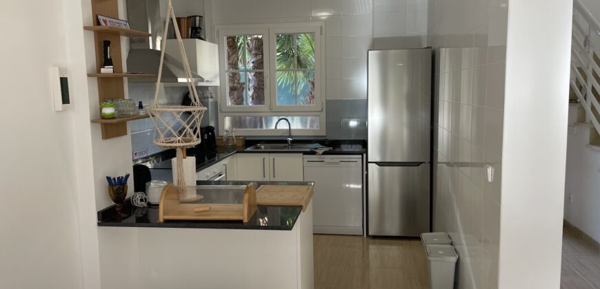 DOPPELHAUSHÄLFTE MIT GENEHMIGUNG ZUR FERIENVERMIETUNG, CALA MURADA 695.000 €