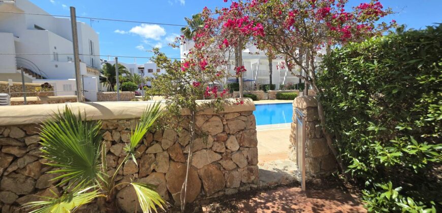FANTÁSTICA CASA ADOSADA DE ESTILO MODERNO EN HERMOSO COMPLEJO, CALA EGOS