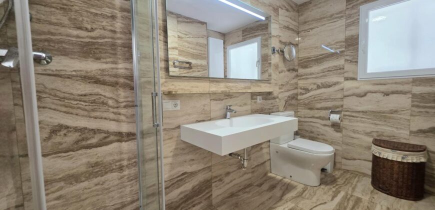 FANTÁSTICA CASA ADOSADA DE ESTILO MODERNO EN HERMOSO COMPLEJO, CALA EGOS