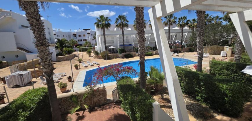 FANTÁSTICA CASA ADOSADA DE ESTILO MODERNO EN HERMOSO COMPLEJO, CALA EGOS