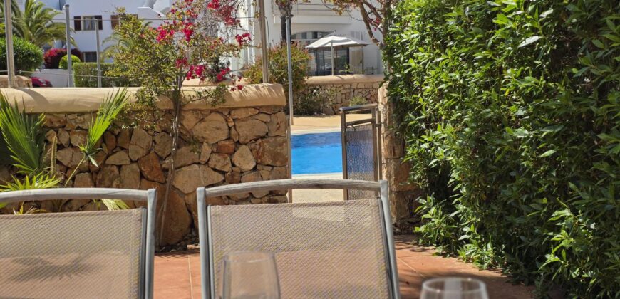 FANTÁSTICA CASA ADOSADA DE ESTILO MODERNO EN HERMOSO COMPLEJO, CALA EGOS