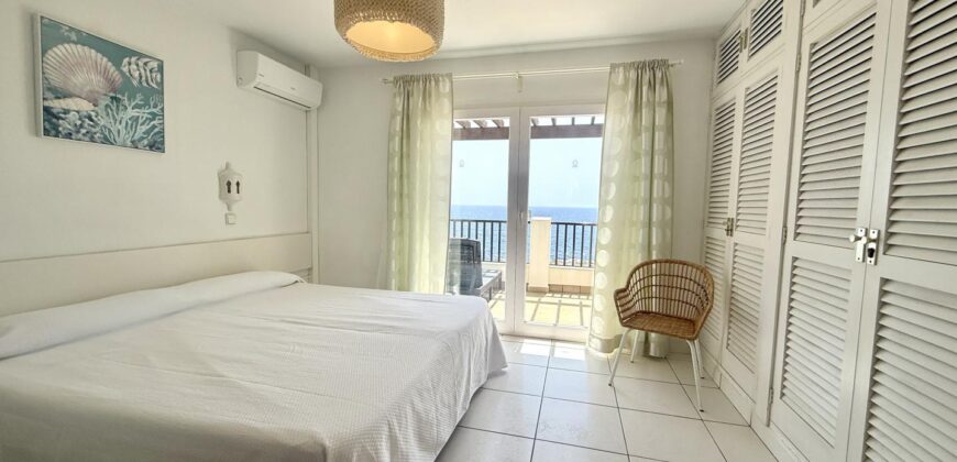 EXCLUSIVO APARTAMENTO DÚPLEX EN PRIMERA LÍNEA DE MAR – PARQUE MAR, CALA D’OR