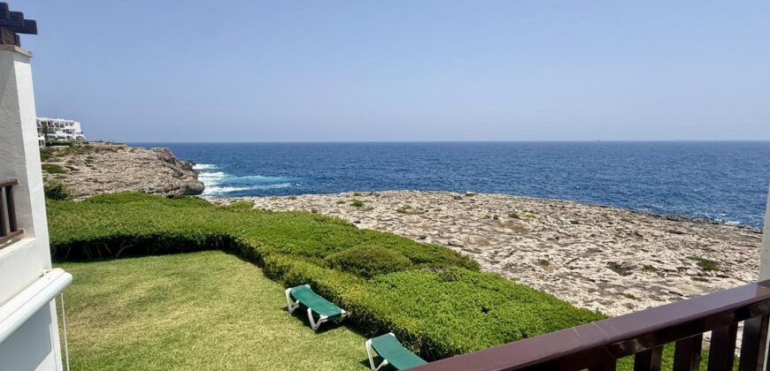 EXCLUSIVO APARTAMENTO DÚPLEX EN PRIMERA LÍNEA DE MAR – PARQUE MAR, CALA D’OR