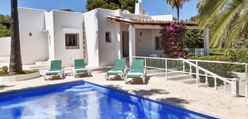 IBIZAN-STYLE VILLA WITH A TOURIST RENTAL LICENCE IN CALA EGOS