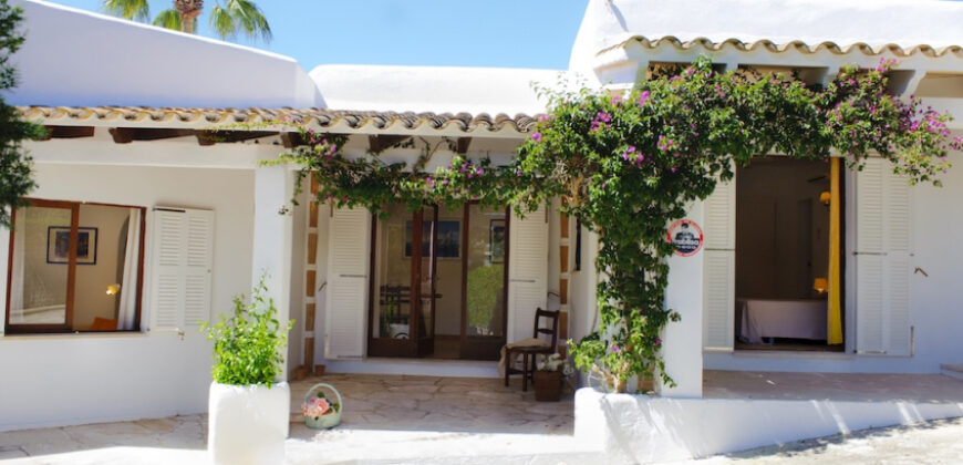 IBIZAN-STYLE VILLA WITH A TOURIST RENTAL LICENCE IN CALA EGOS