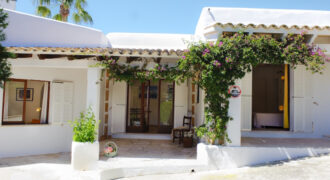 IBIZAN-STYLE VILLA WITH A TOURIST RENTAL LICENCE IN CALA EGOS