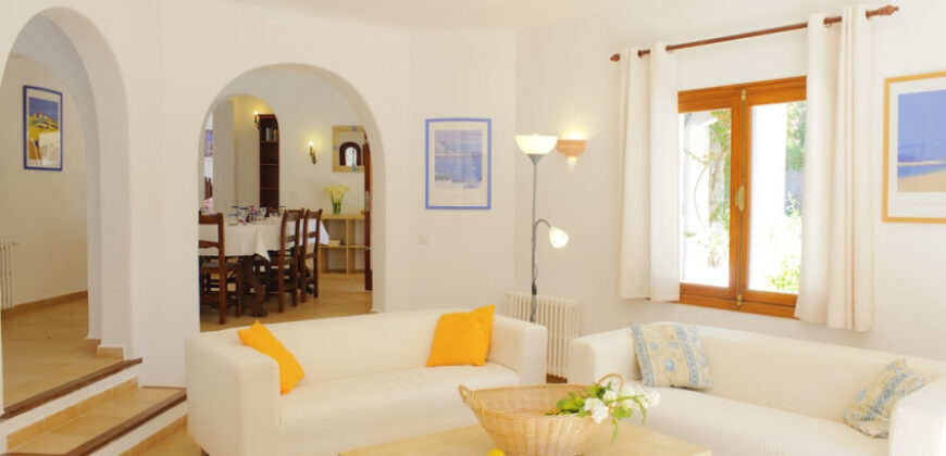 IBIZAN-STYLE VILLA WITH A TOURIST RENTAL LICENCE IN CALA EGOS