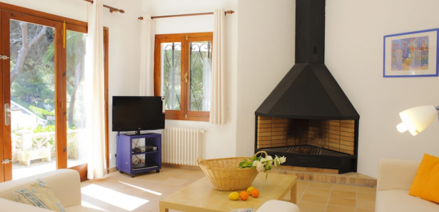 IBIZAN-STYLE VILLA WITH A TOURIST RENTAL LICENCE IN CALA EGOS