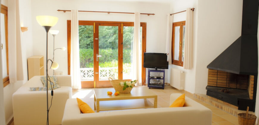 IBIZAN-STYLE VILLA WITH A TOURIST RENTAL LICENCE IN CALA EGOS