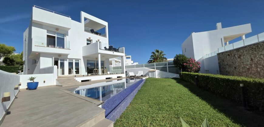 EXCLUSIVE SEMI-DETACHED HOUSE WITH FANTASTIC HARBOUR VIEWS IN CALA D’OR